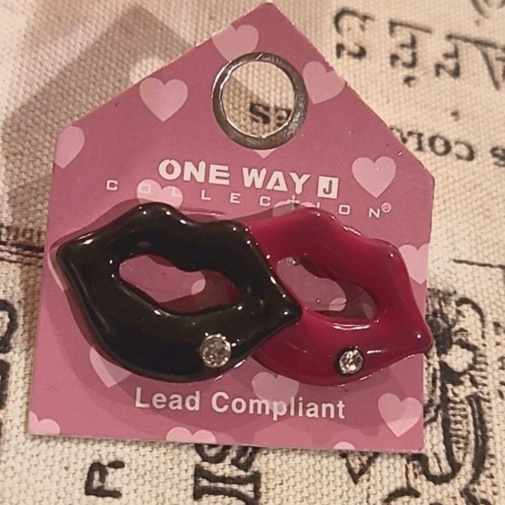 Earrings lips mouths ✨️ One Way
